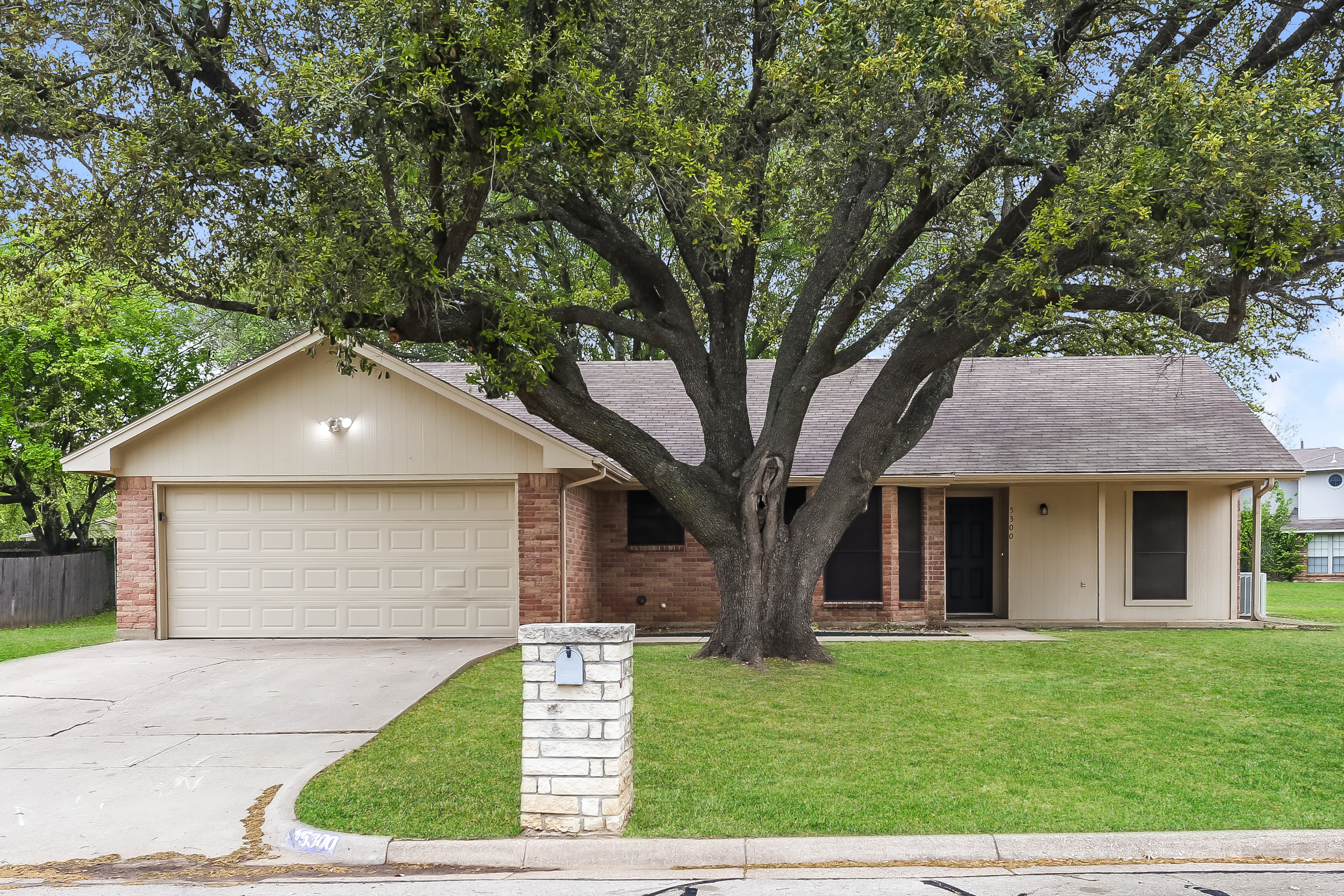 5300 Stagetrail Dr Arlington, TX 76017